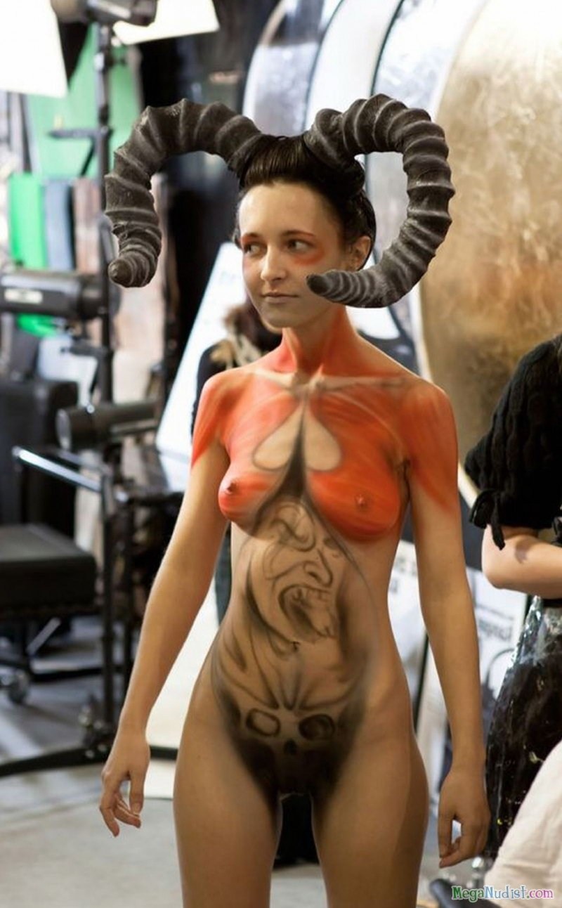 Бодиарт на голом женском теле