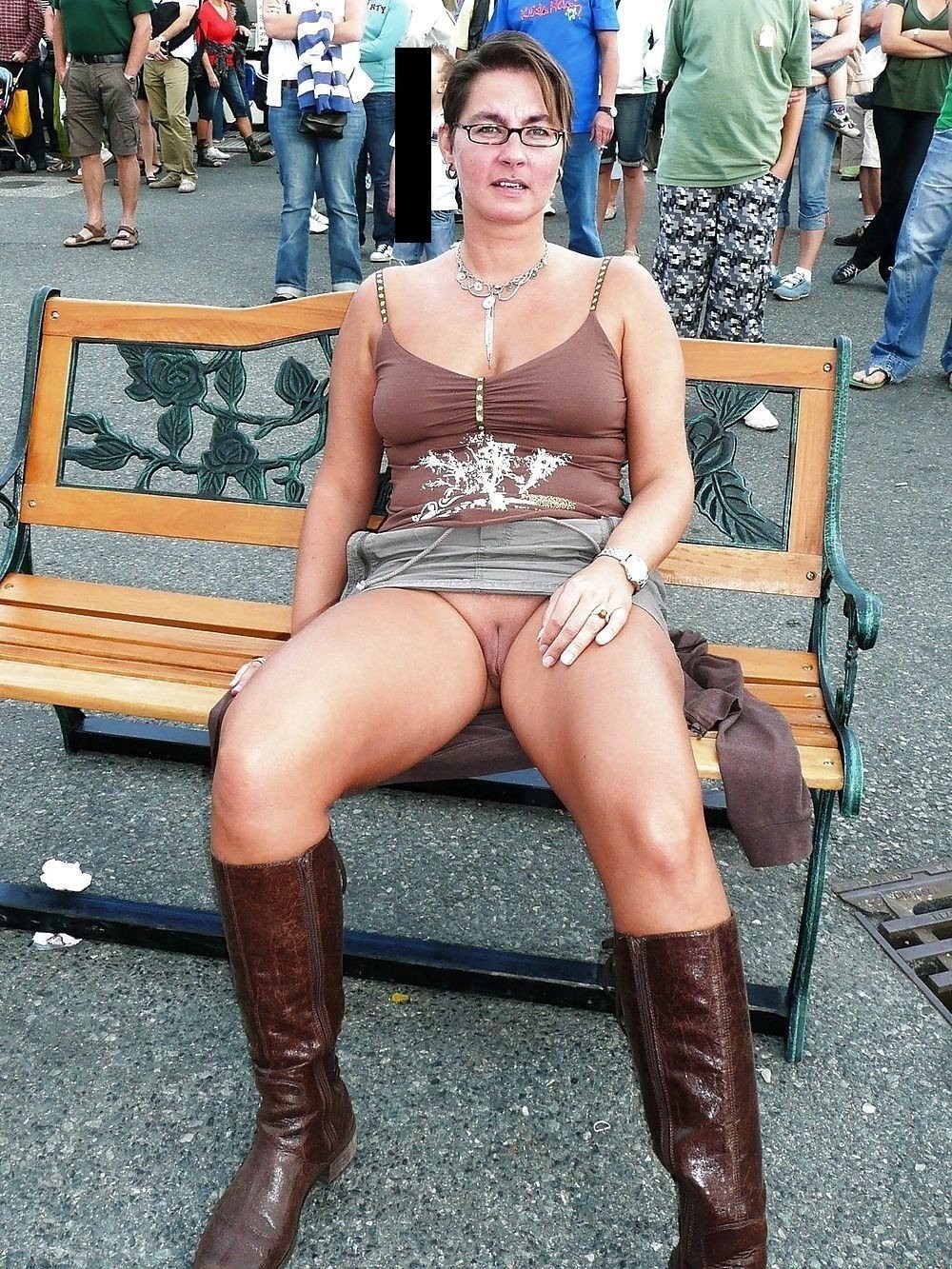 Зрелые женщины без трусов на улице (58 фото)