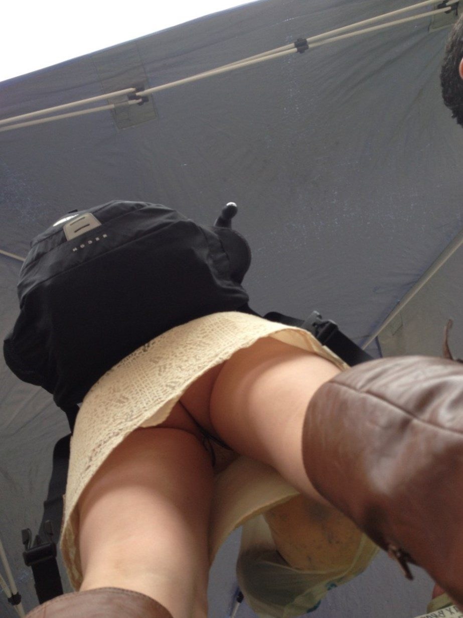 Подглядываем девушкам под юбки