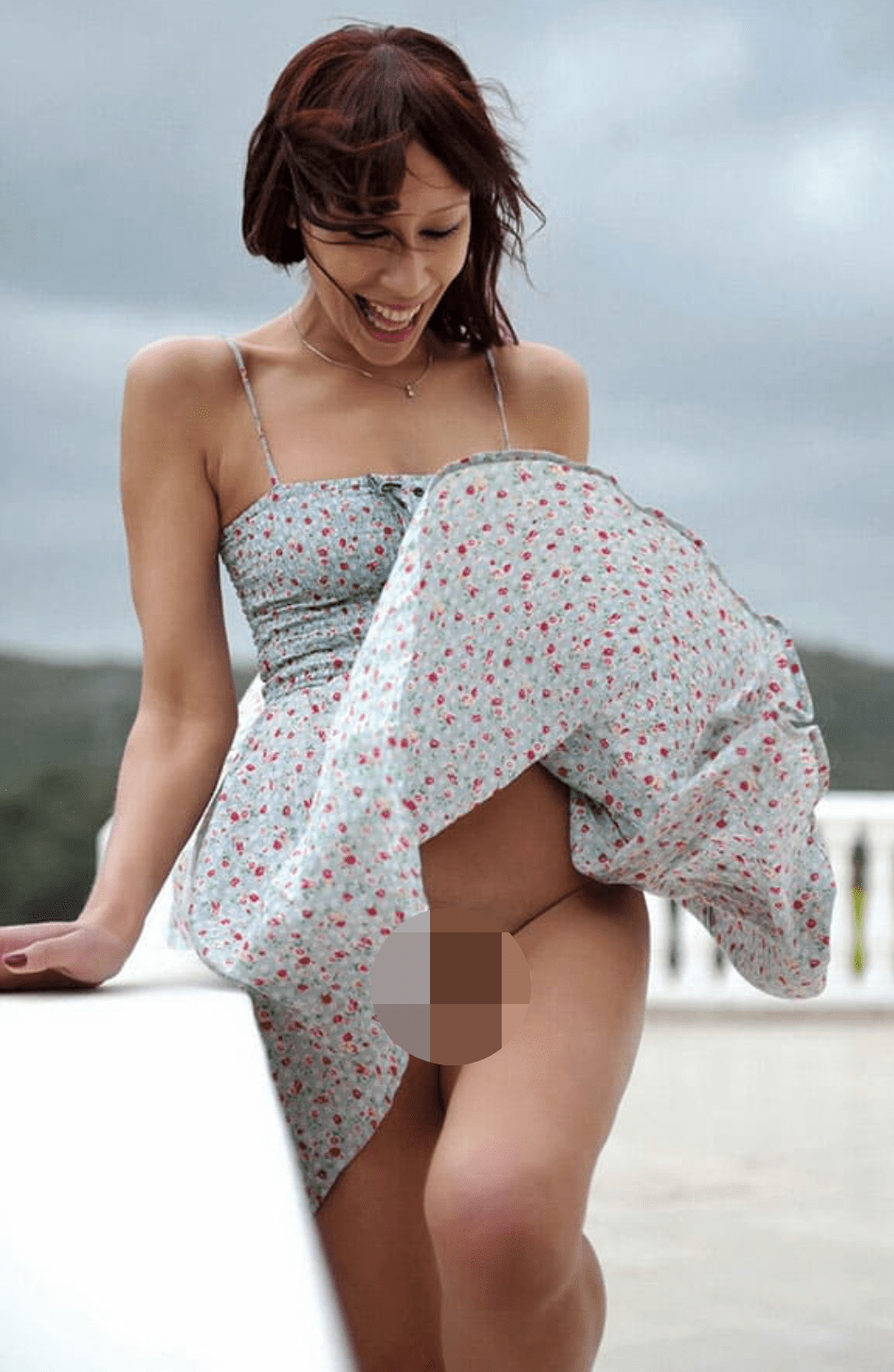 Под подолом юбки