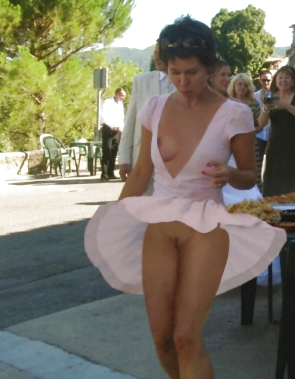 Девушка в платье без трусов