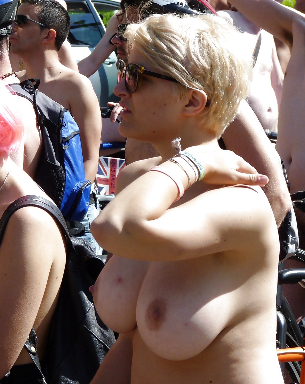 Засветила маленькую грудь