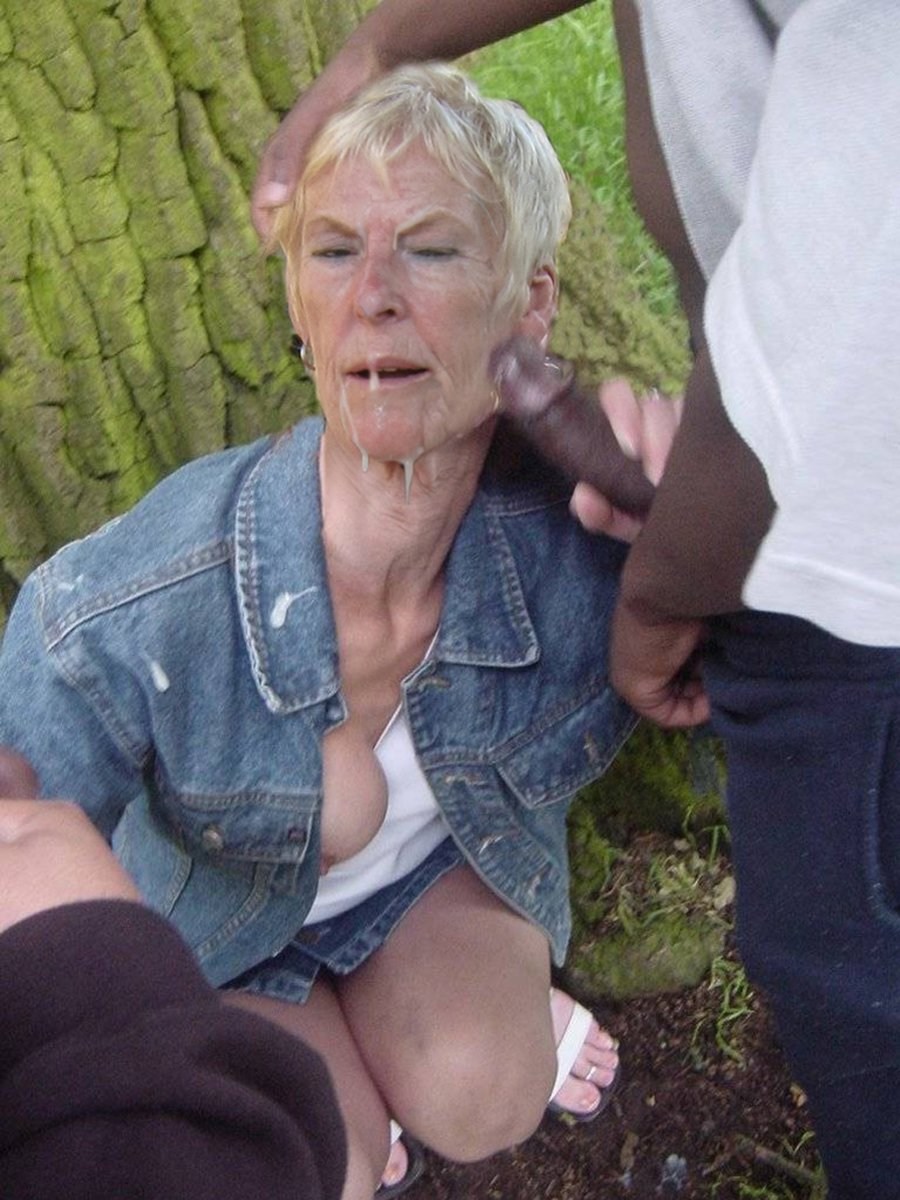 Старуха отсасывает на улице