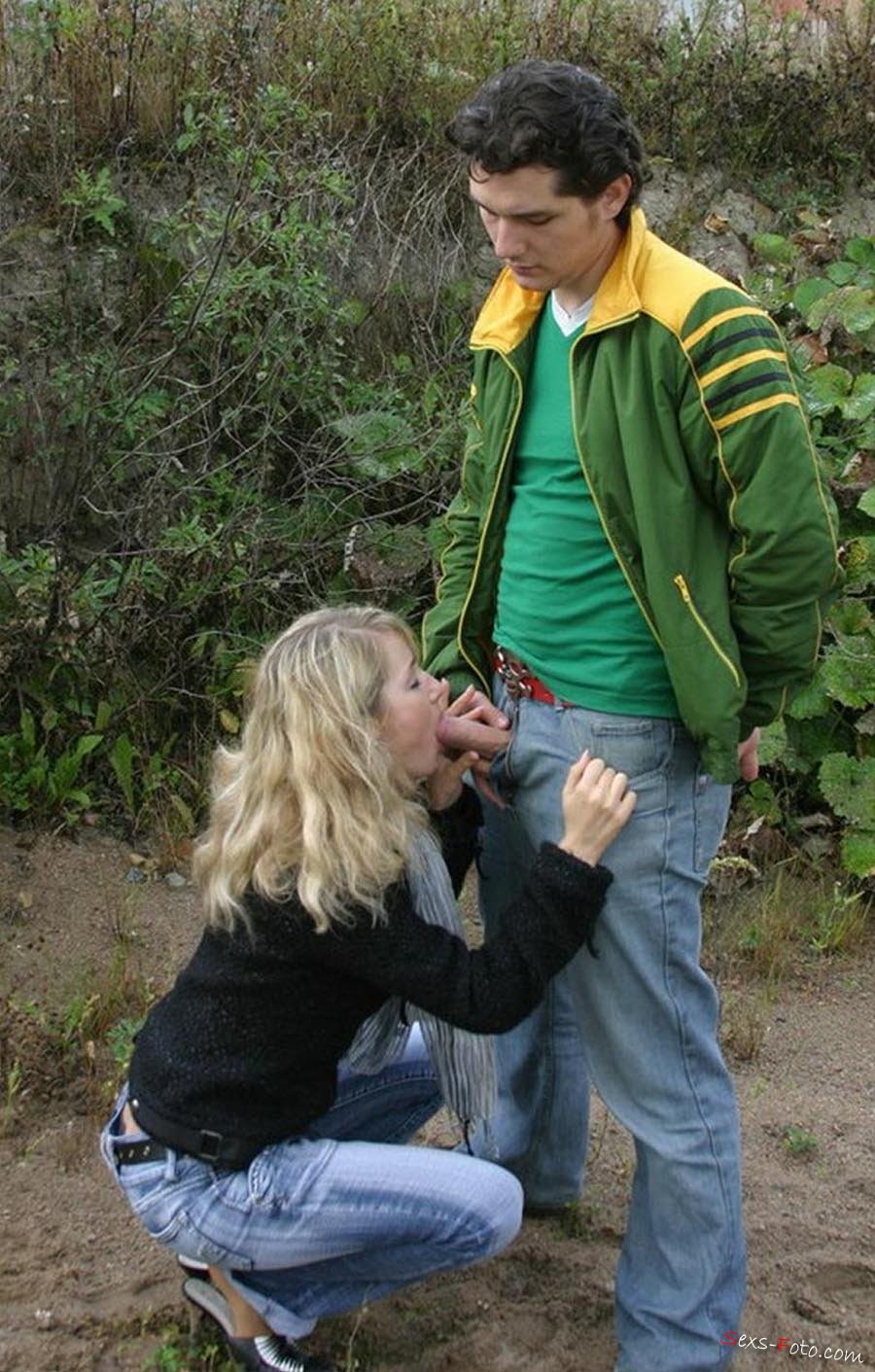 Девушка отсосала на улице