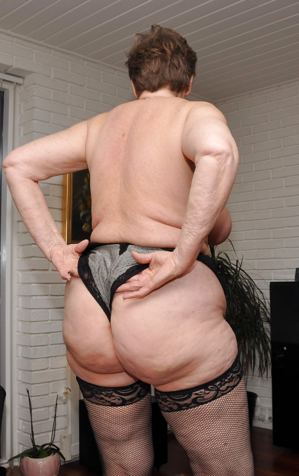 Голые попки старых женщин