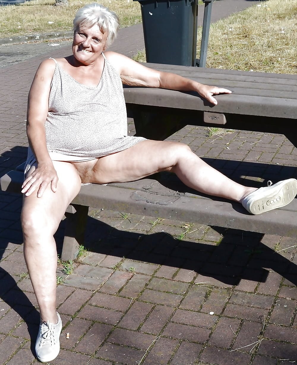 Старые женщины без трусиков