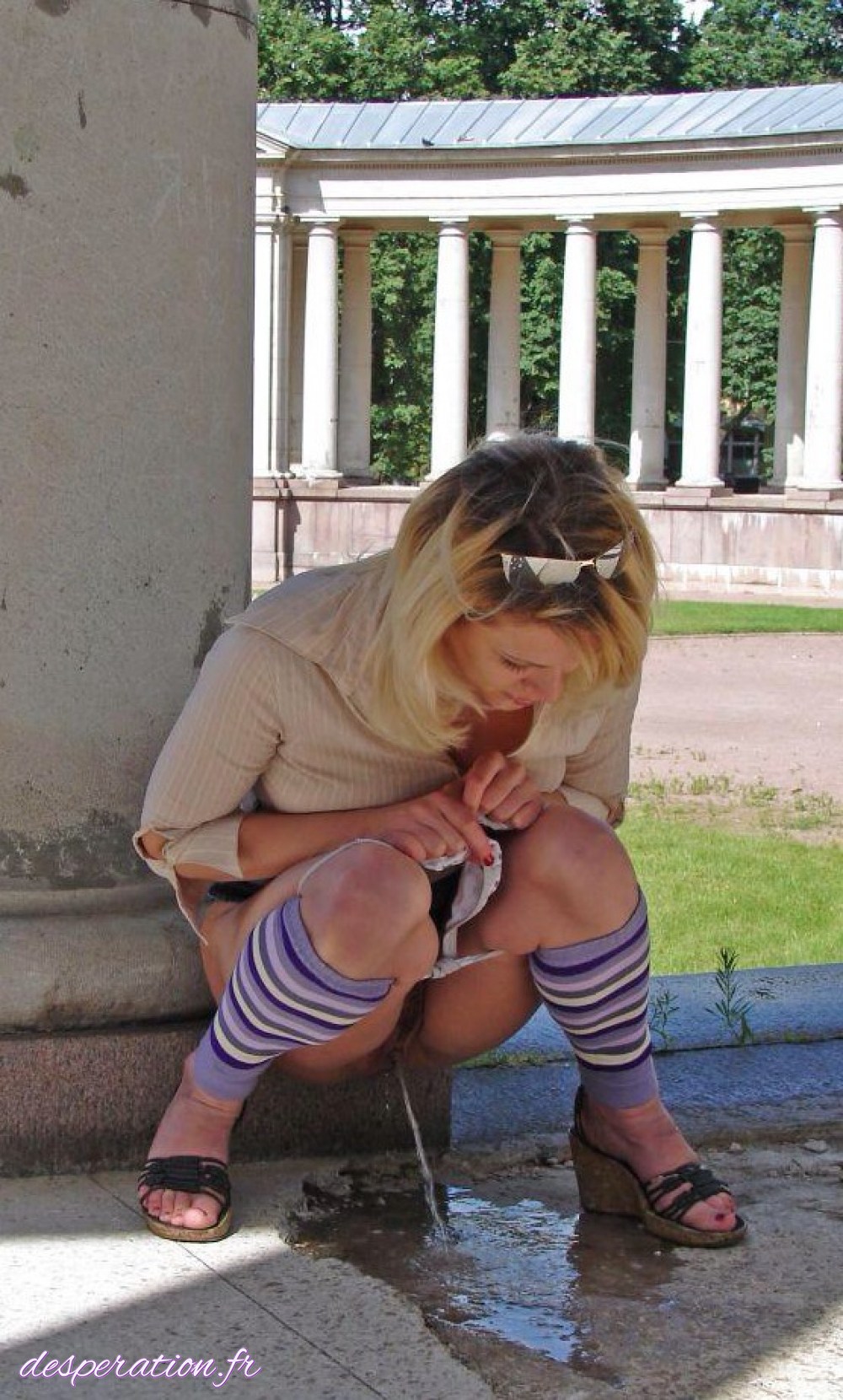 Девушка пописала на улице