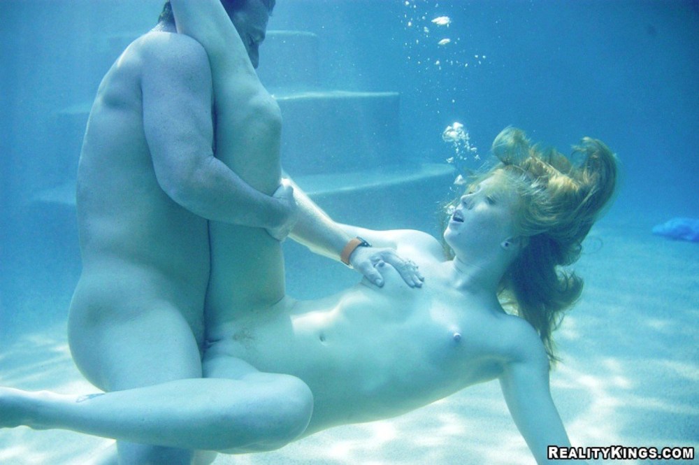 Голые женщины и парень в воде