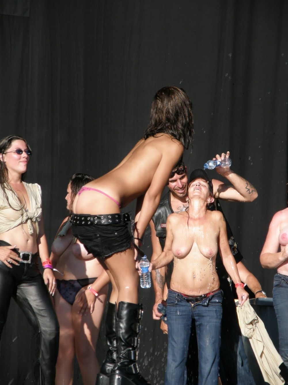 Женщины раздеваются на сцене