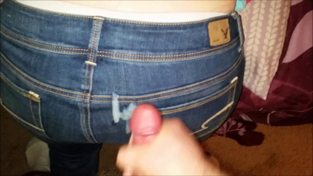 Обкончал попку в джинсах