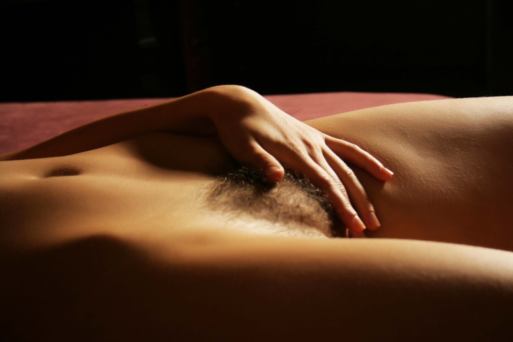 Женщина с красивым бритым лобком