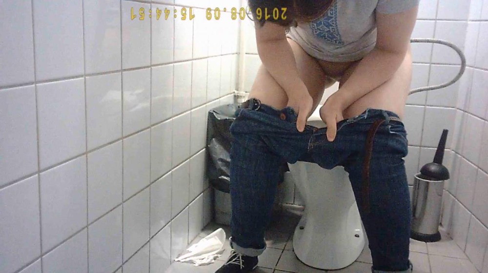 Девушки на каблуках писают