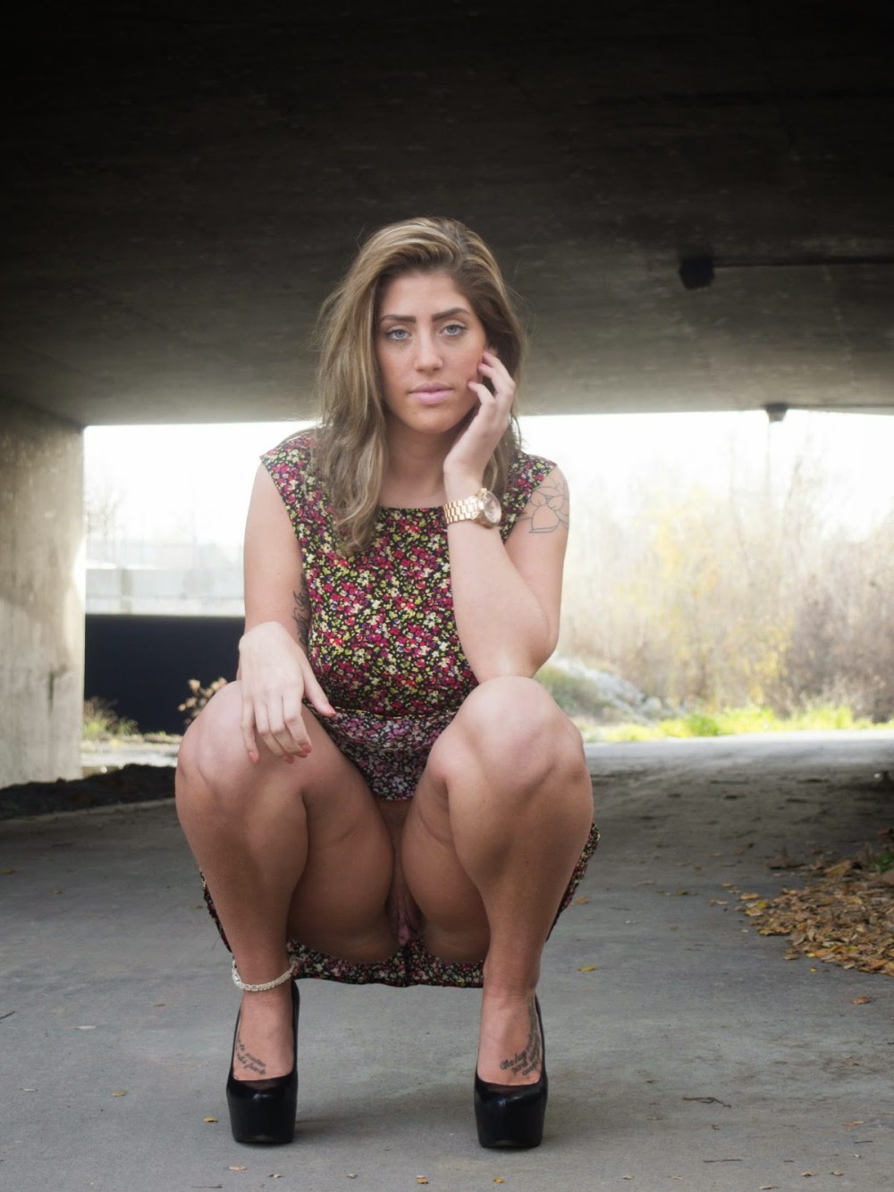 Трусики торчат из под юбки