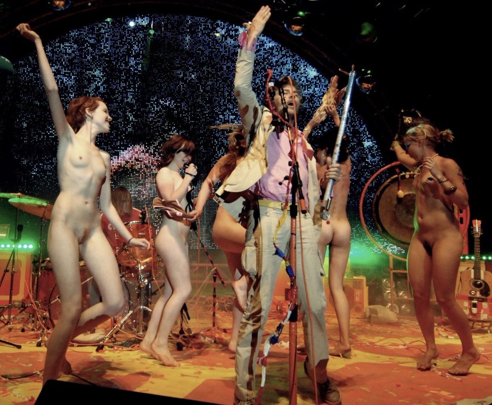 Голые стриптизерши на сцене