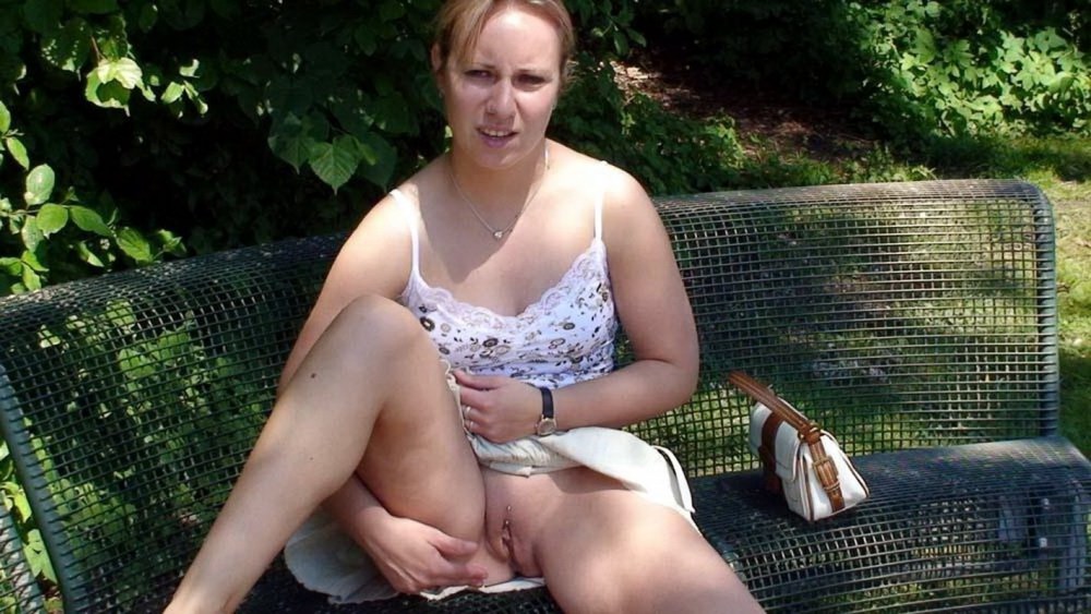 Пожилые женщины без трусов на улице