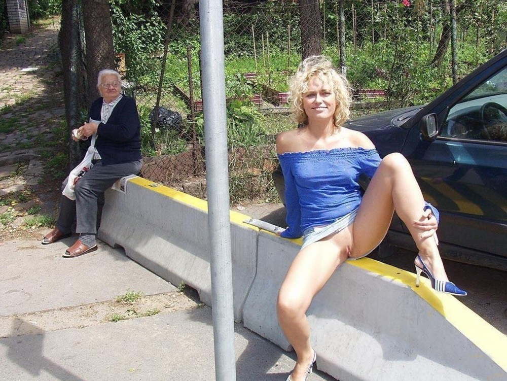 Зрелая зимой без трусов