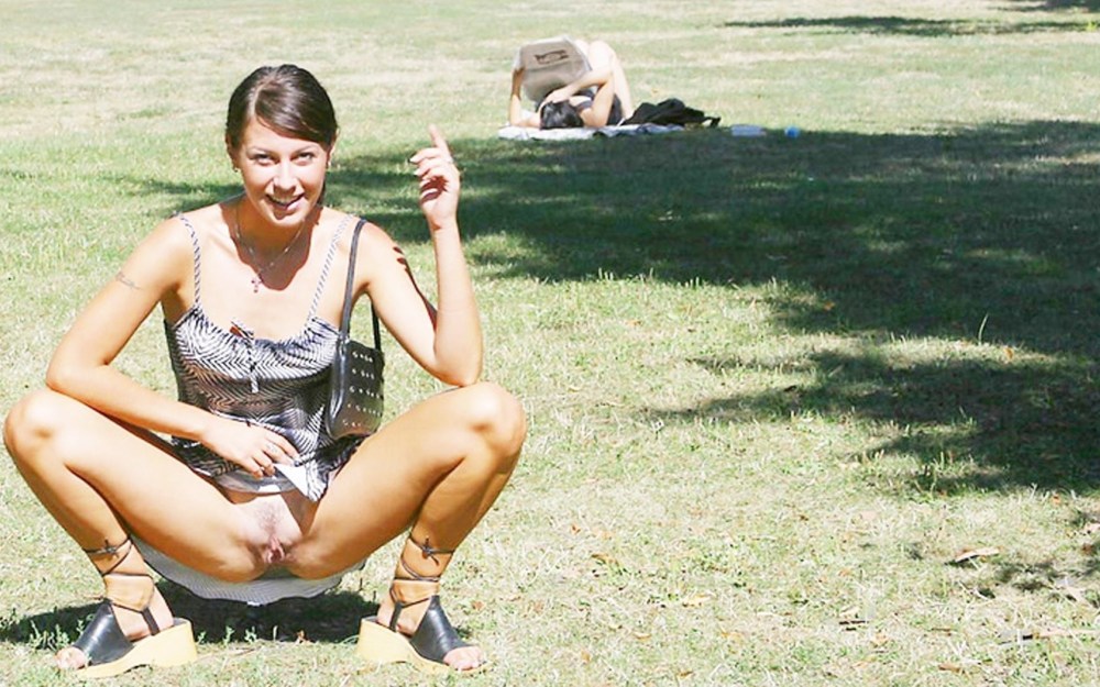 Писсинг красивых девушек