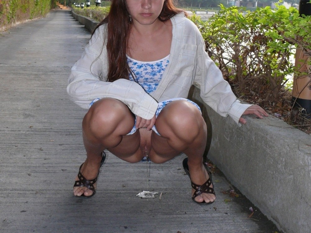 Женщины на корточках без трусов