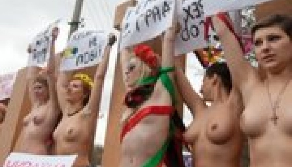 Голые украинские националистки