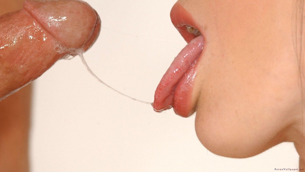 Красивая девушка облизывает член