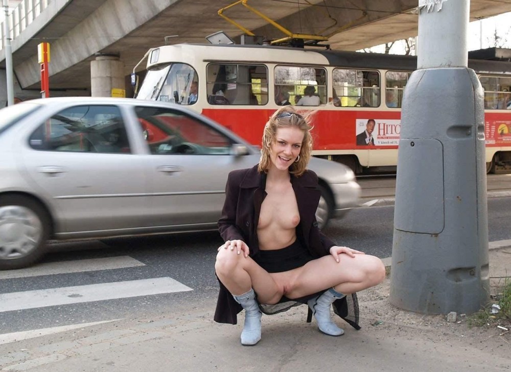 Девки с голыми сиськами на улице