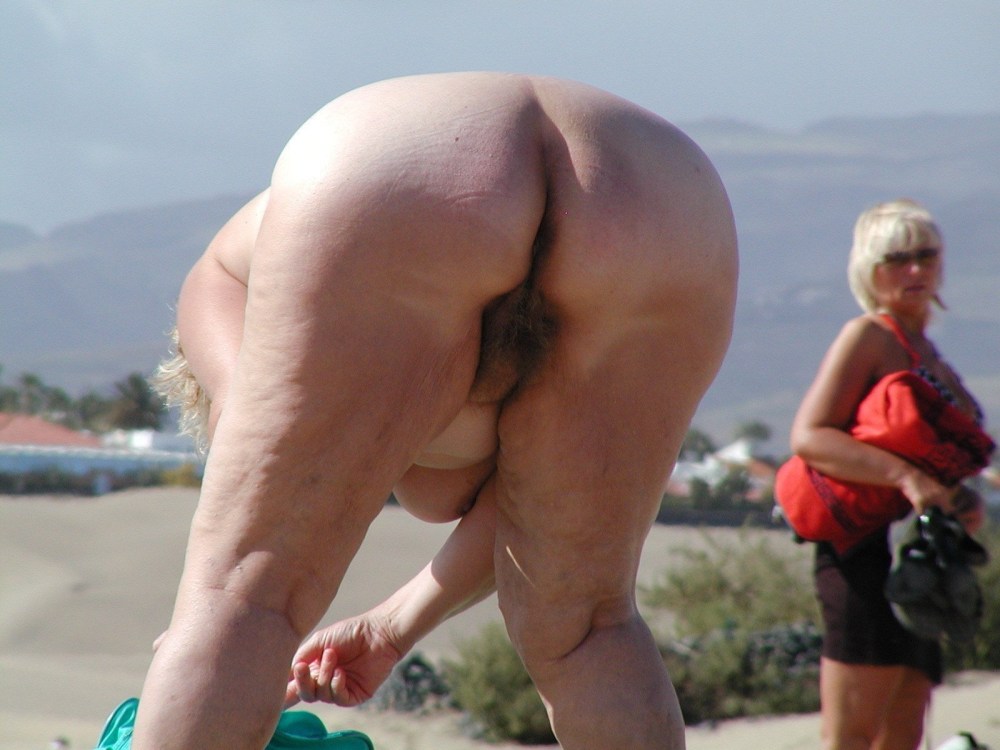 Упитанные попки на пляже