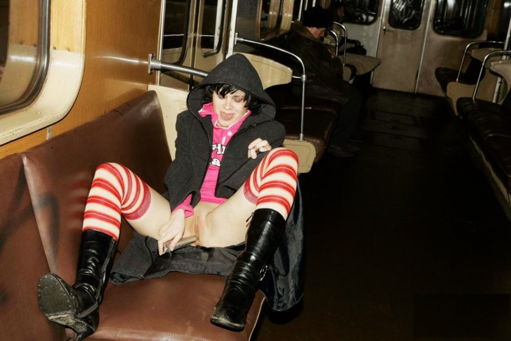 Голая Виктория Блейз у трамвая