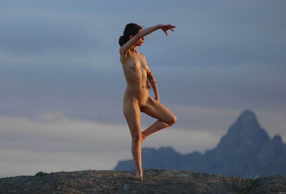 Голые гимнастки на природе