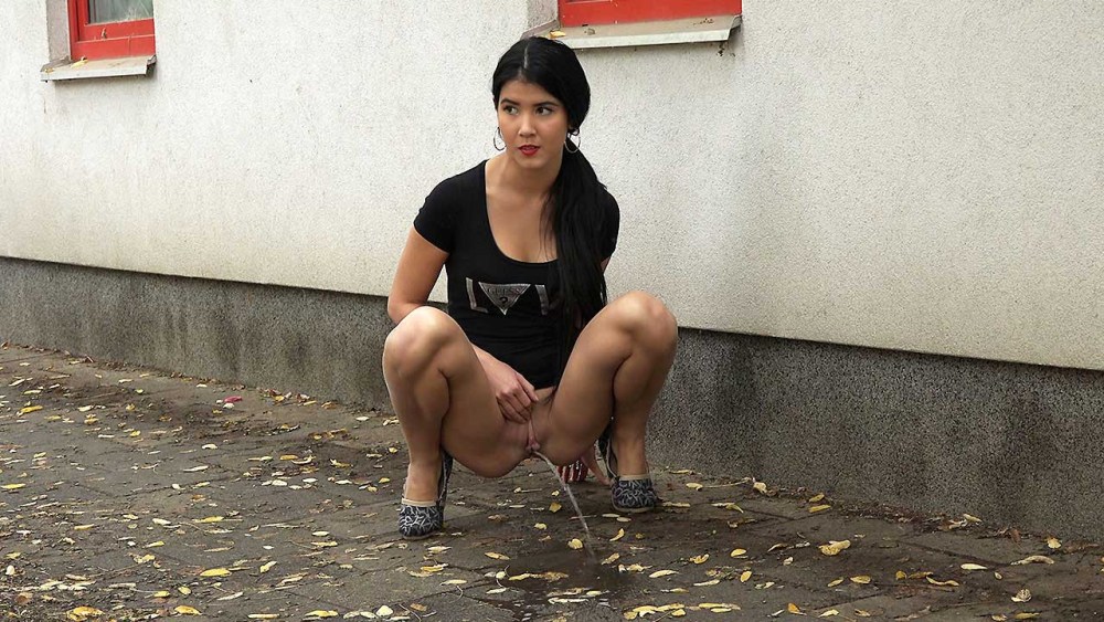 Девушка ссыт в публичном месте