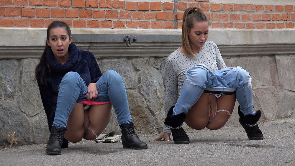 Девушка пописала на улице