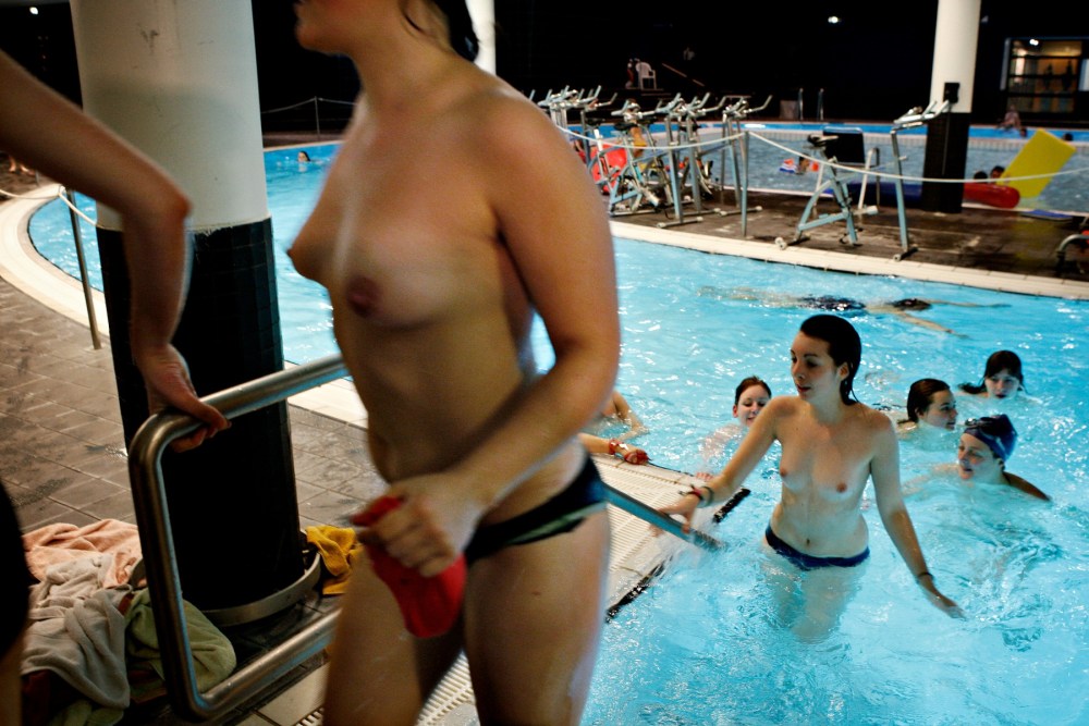 Девки в бассейне голышом