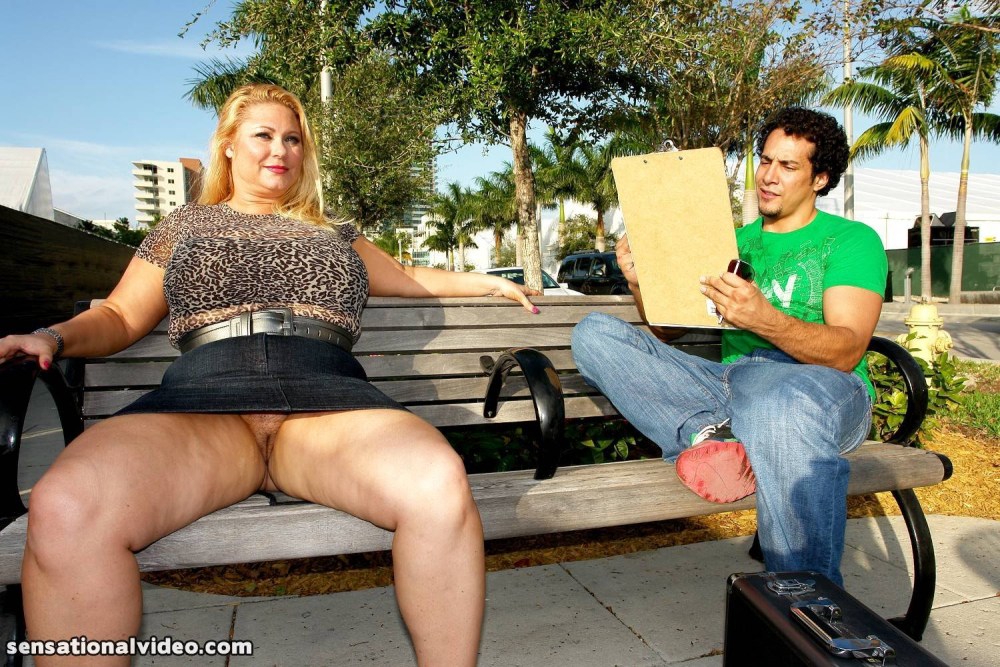 Толстые бабы без трусов на улице