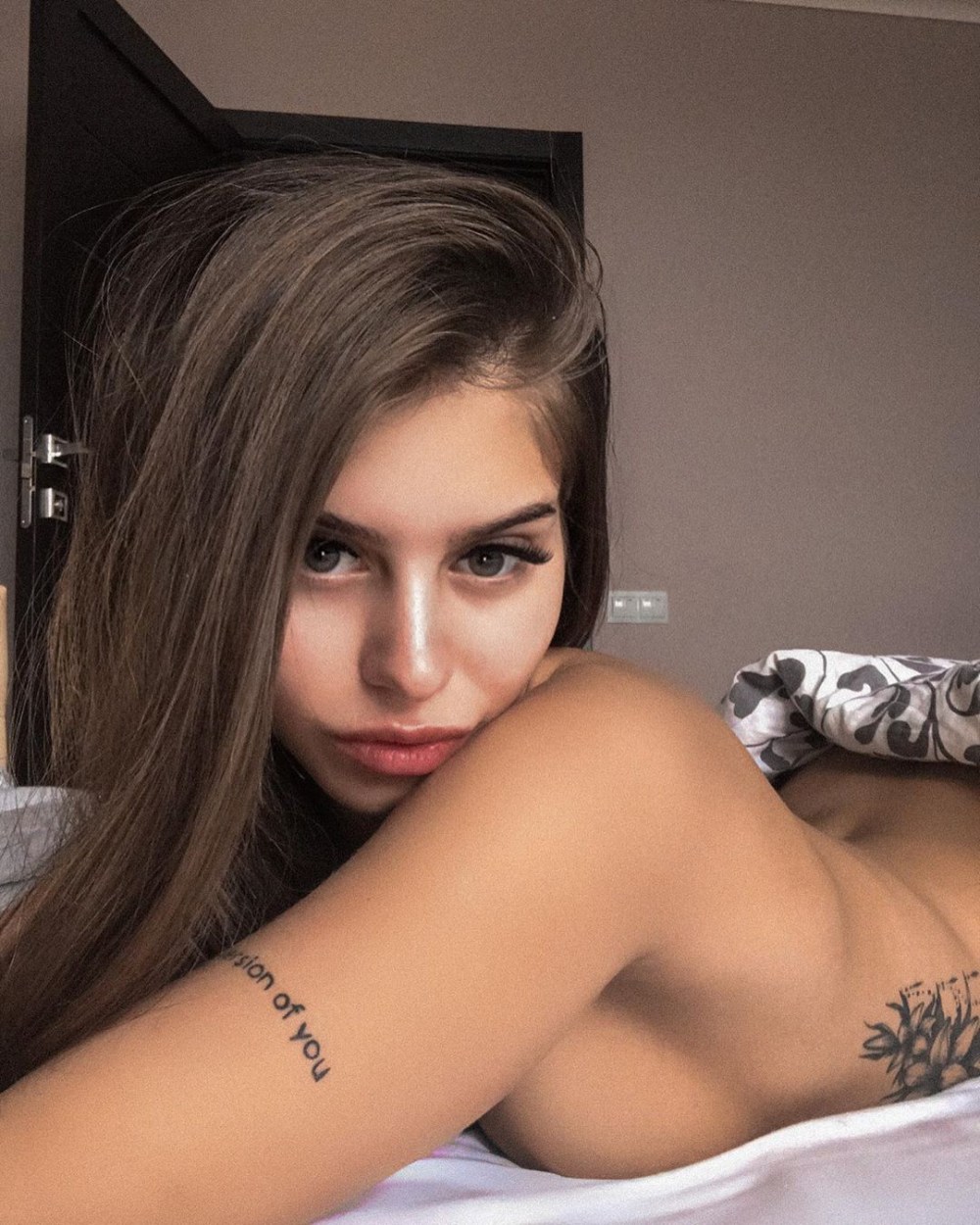 Илона Коринец слив