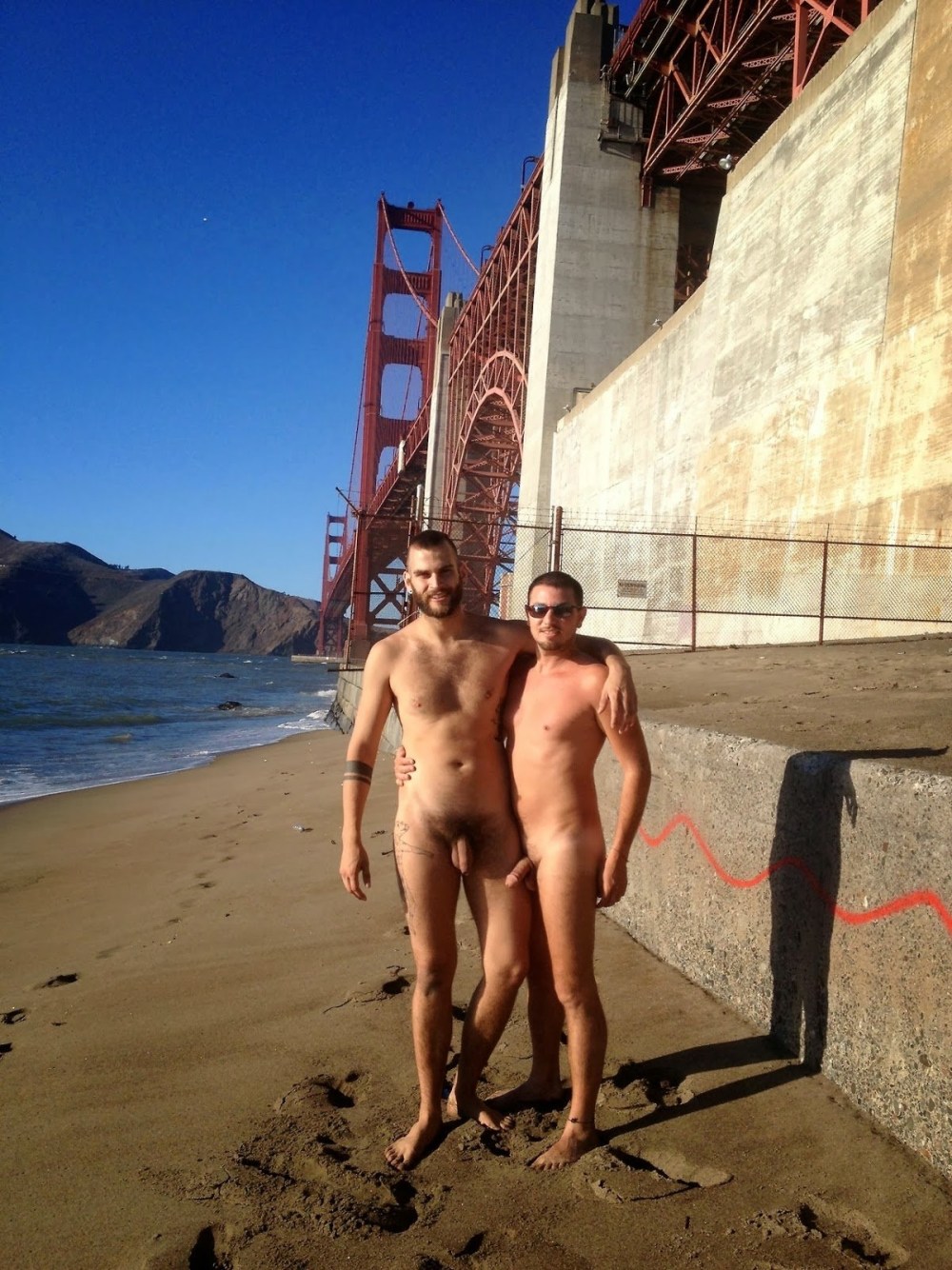 Голые парни отдыхают на пляже