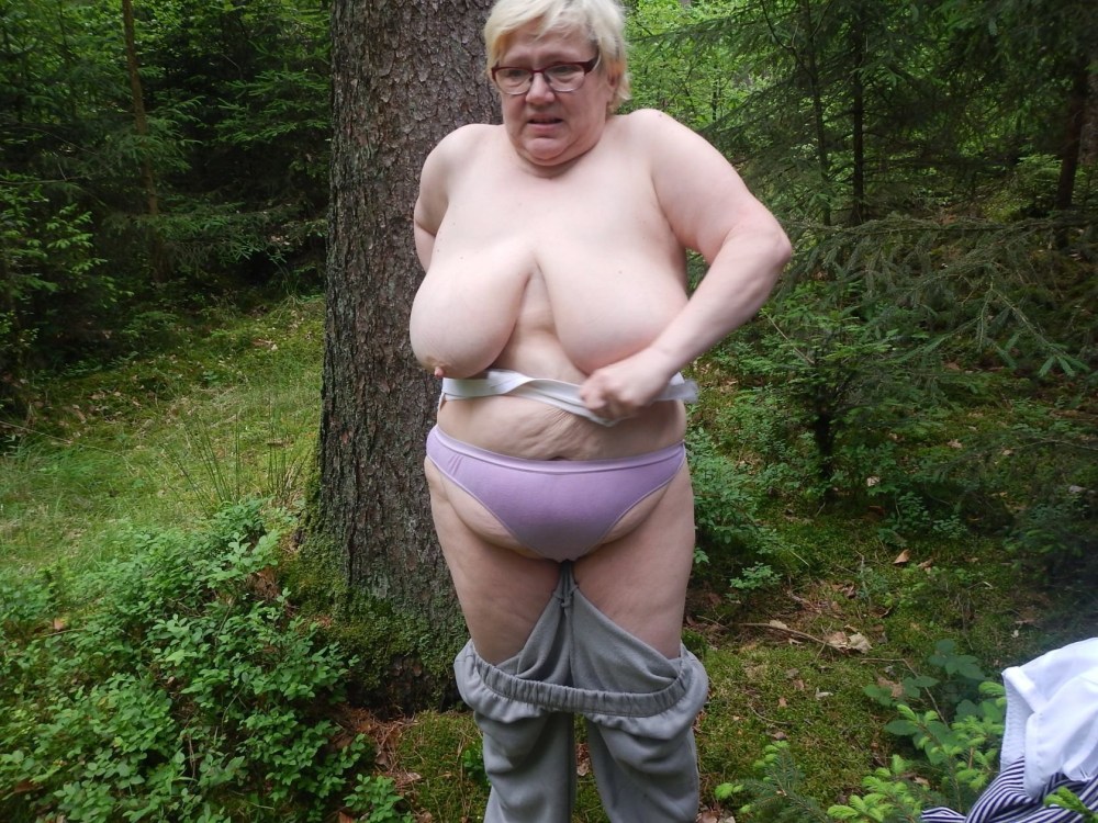 Толстая жена с большими сиськами на природе