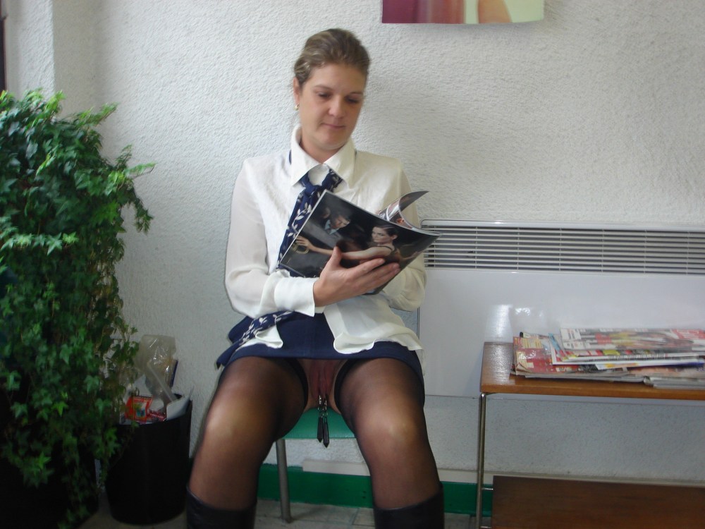 Задрала юбку в офисе частное