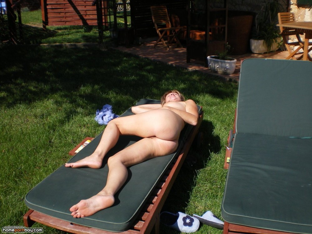 Голая жена загорает на даче