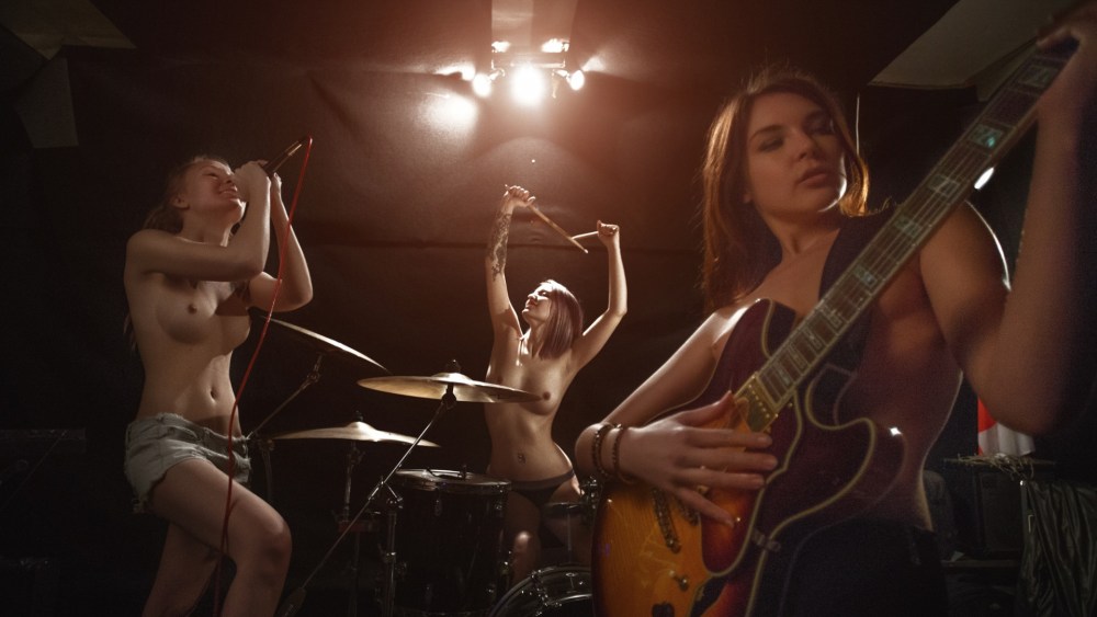 Ню с музыкальными инструментами