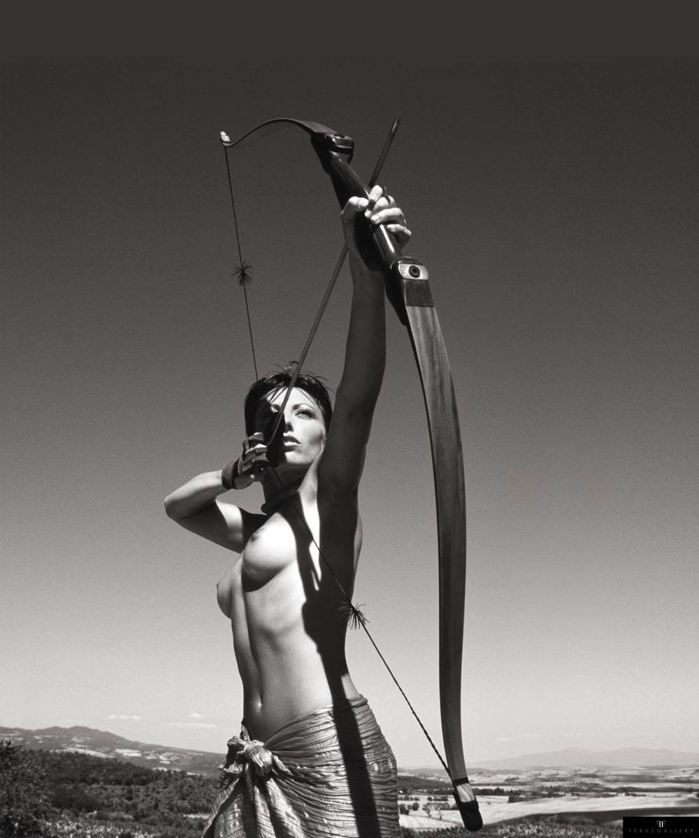 Голая женщина охотница