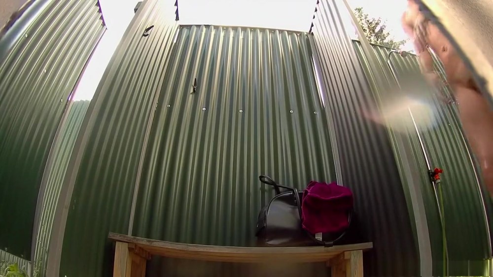 Подсмотрено в душевых кабинках.