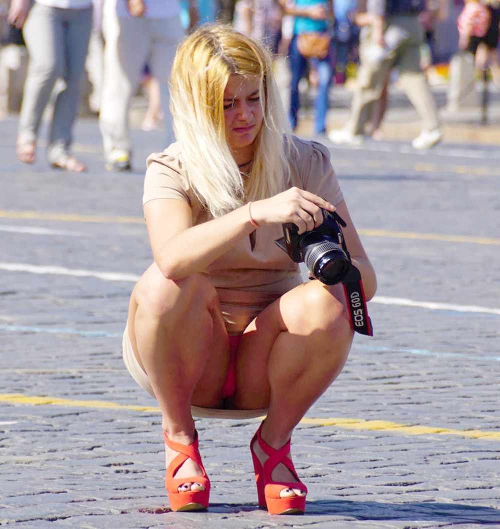 Девушки без трусов под юбкой