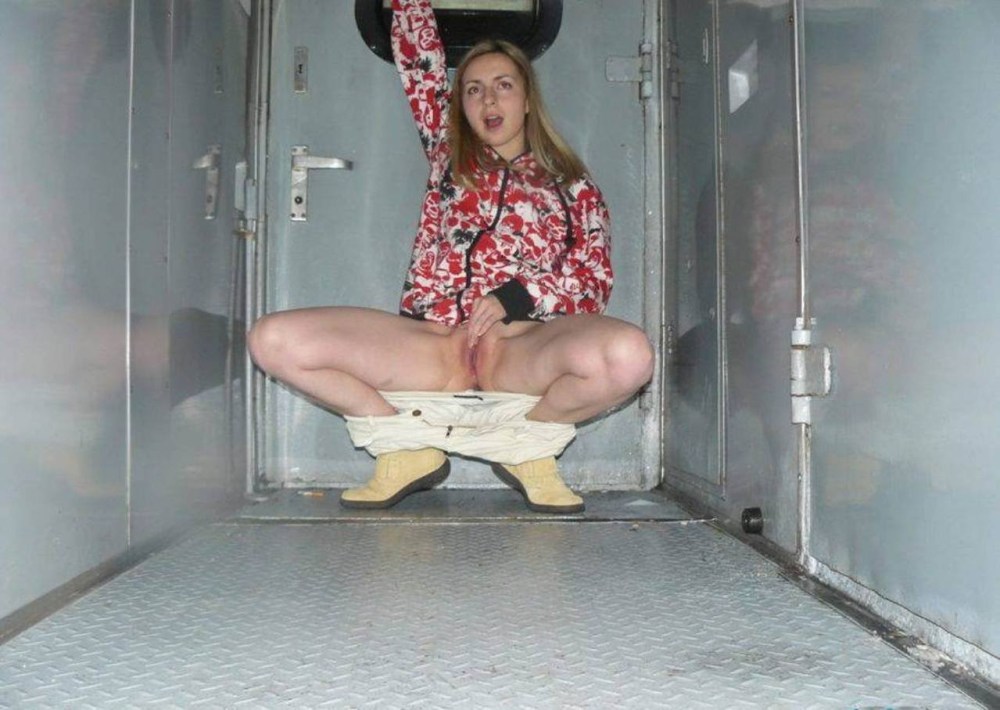 Женщины без трусов в автобусе