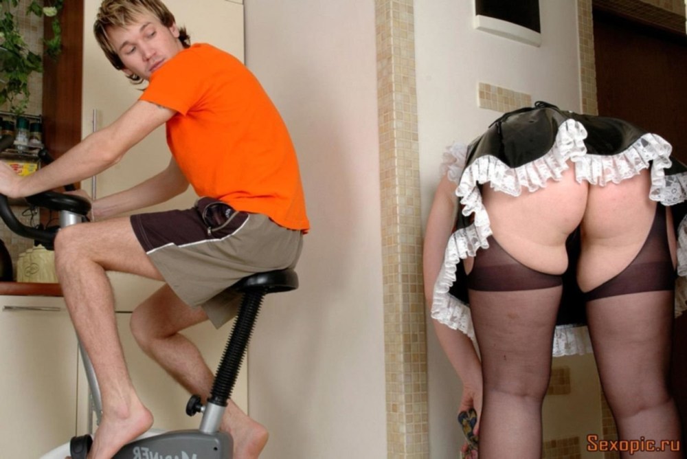 Горничная убирается без трусов