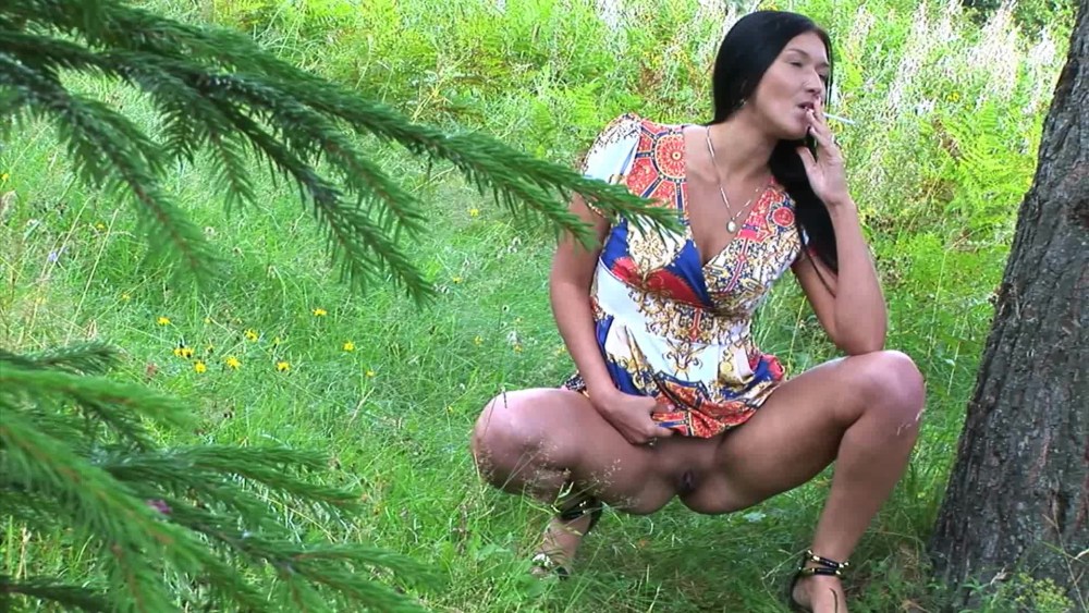 Девушка присела пописать