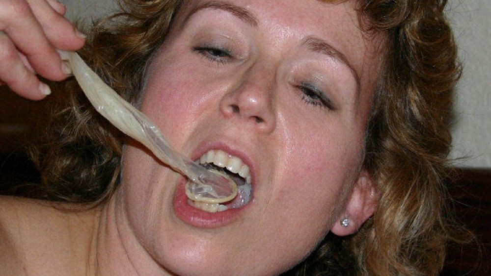 Использованный презерватив на лице девушки