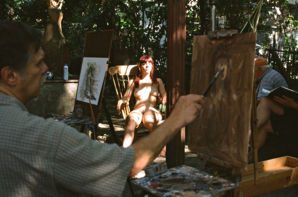 Пышные девушки ню на природе