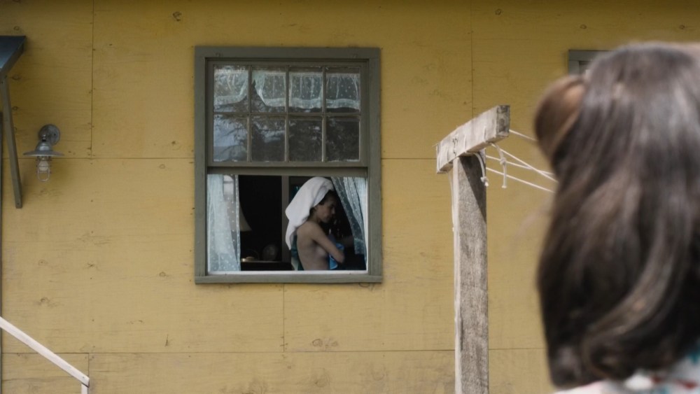 Подглядывает в окна женского общежития