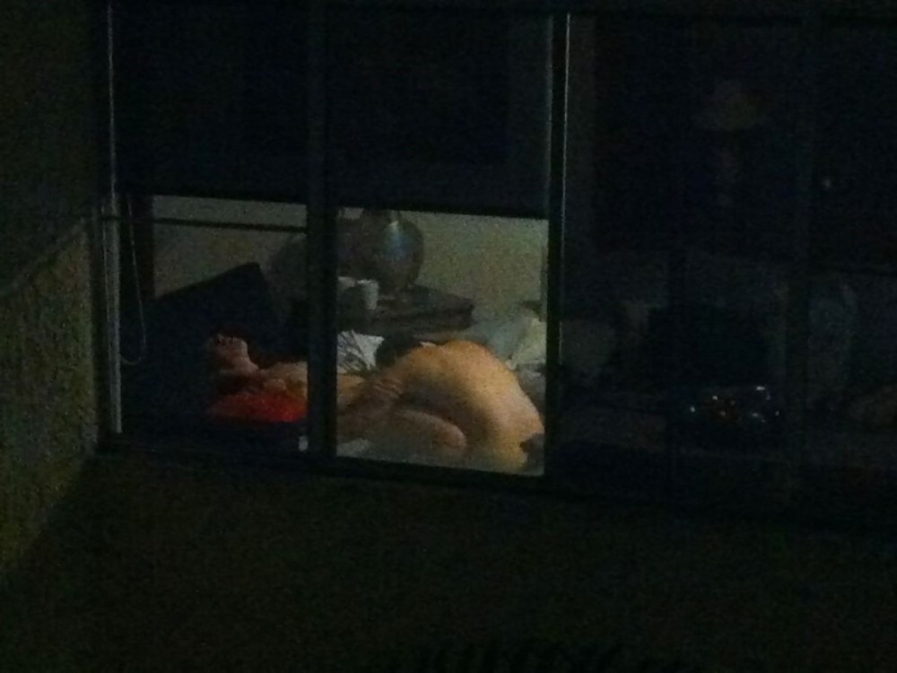 Голая соседка в окне напротив