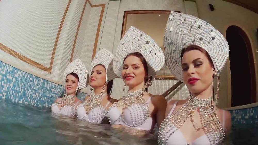 Голые женщины в кокошниках