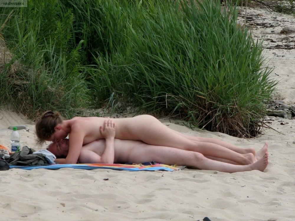 Девушки загорают на природе подглядывание